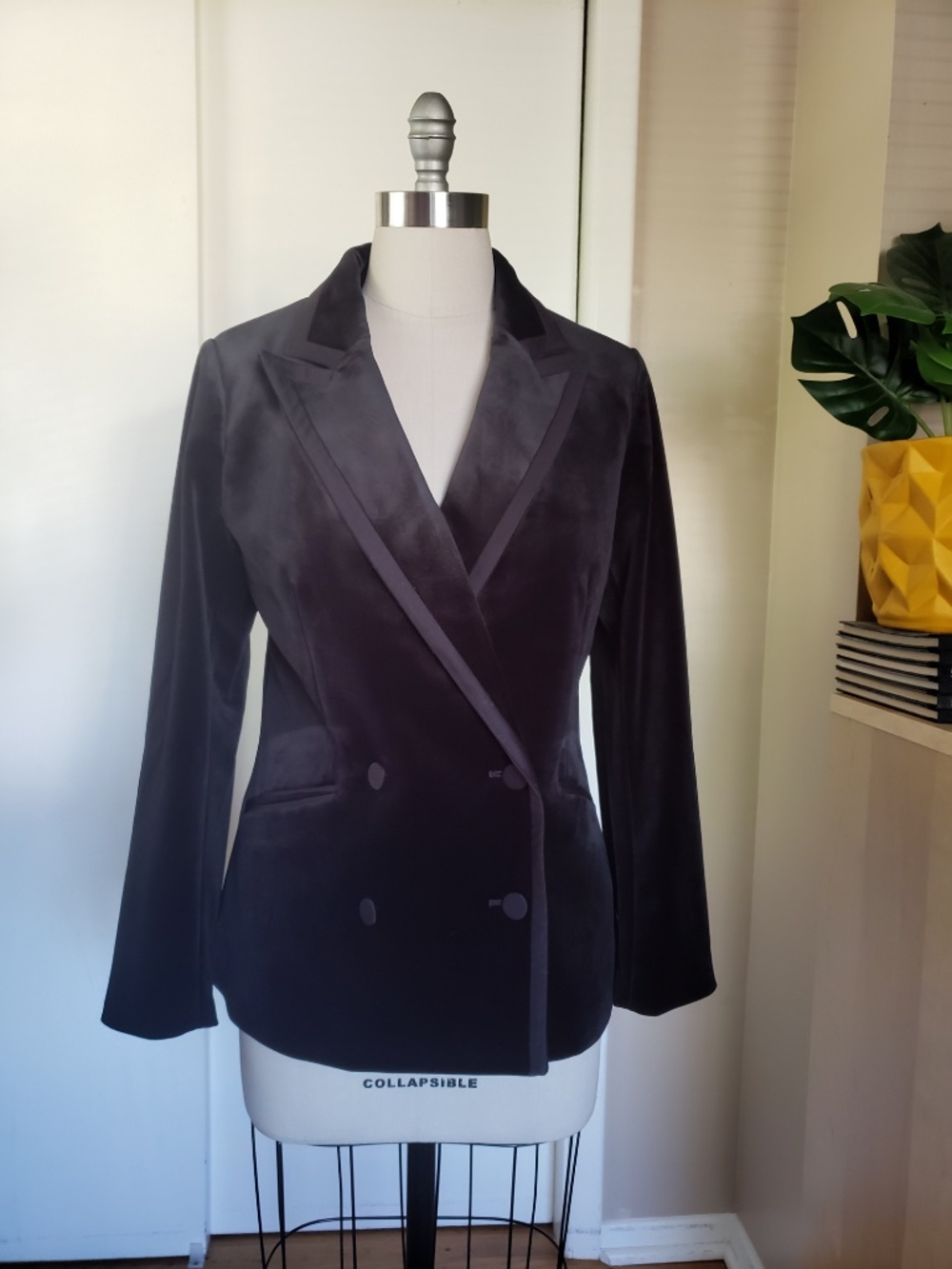 Timeless Velvet Tuxedo-Style Blazer Size Medium